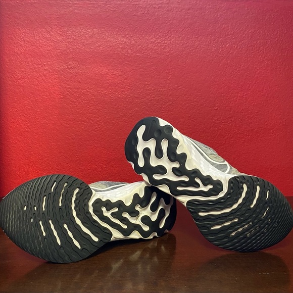 Nike Women React Gray and white Running Shoes size 6 - Picture 7 of 8